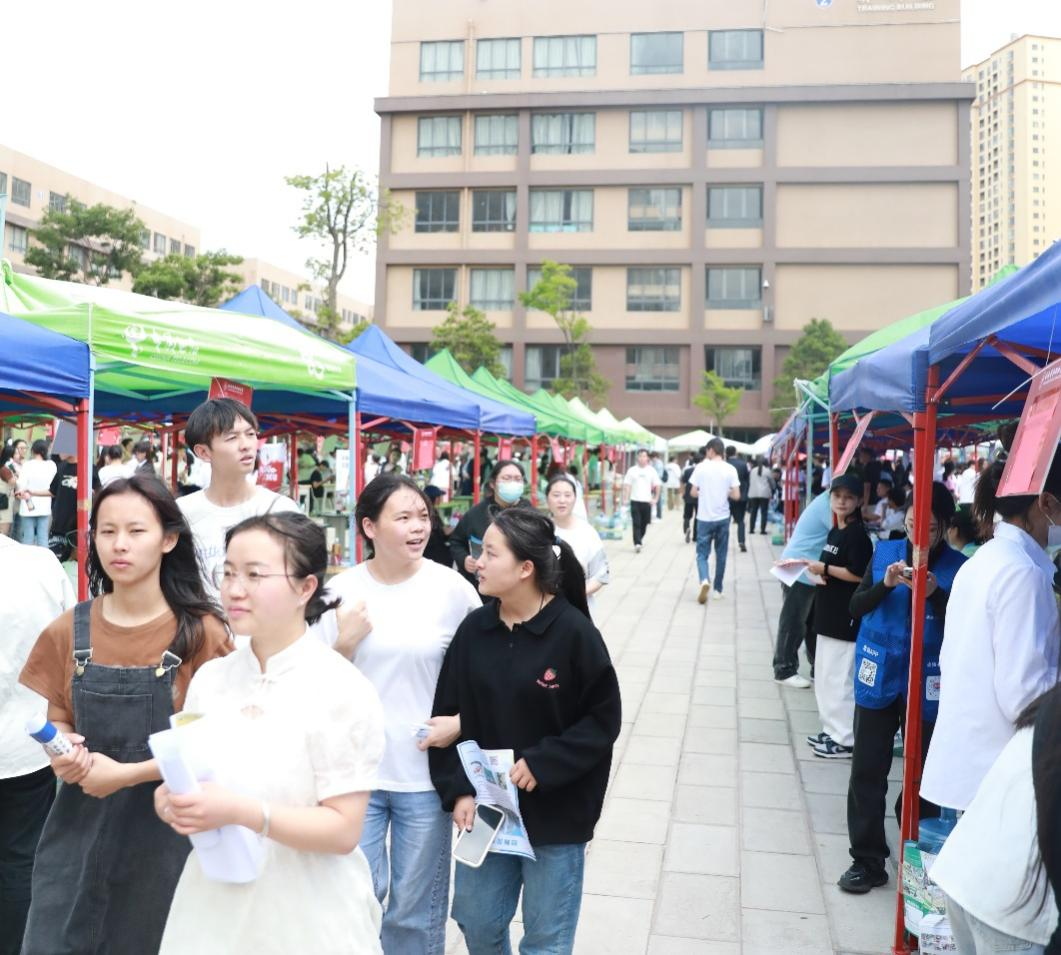 春暖花开 “职”为你来 beat365平台官方网站举办2024届毕业生双选会