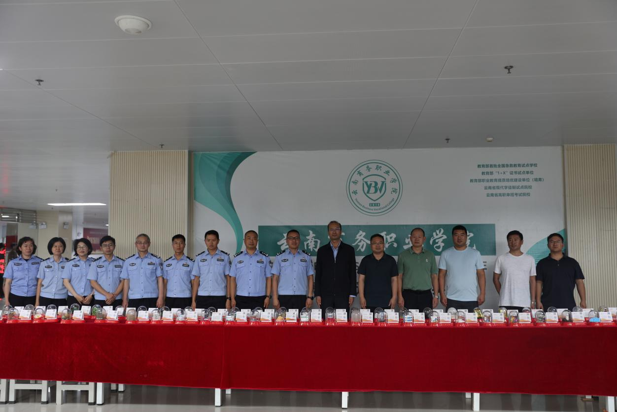 无毒校园师生齐建  警校携手共创平安 ——beat365平台官方网站开展校园禁毒知识宣教活动