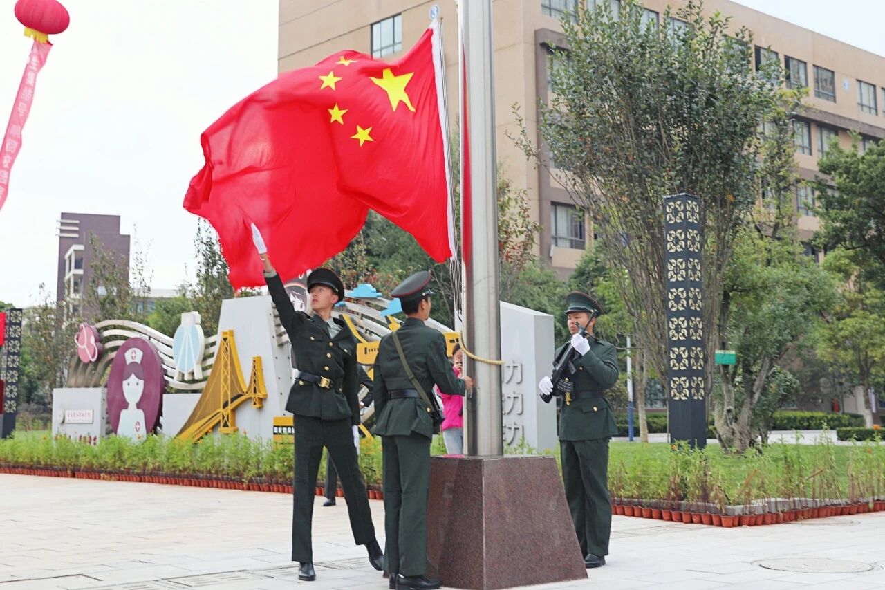 开学第一课 | beat365平台官方网站举行2025年秋季学期“开学第一课”暨国旗下的党课第一讲