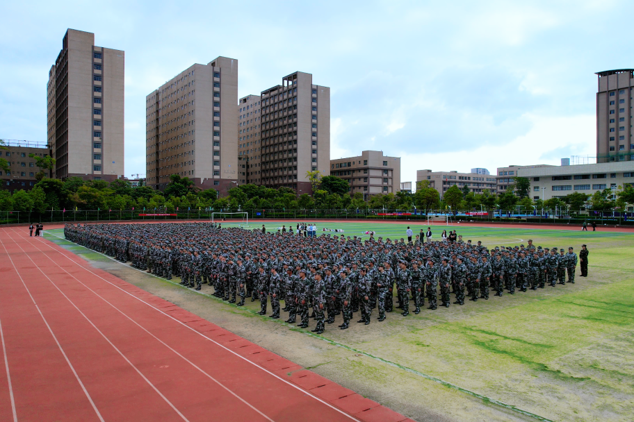 beat365平台官方网站2025级新生开学典礼暨军训启动仪式顺利举行
