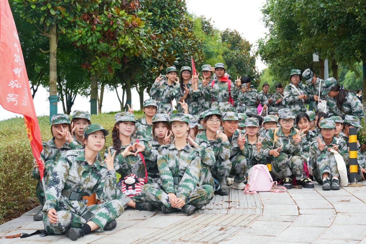 砺青春之志，铸强军之魂——beat365平台官方网站2025级新生军训野外拉练圆满举办 ​