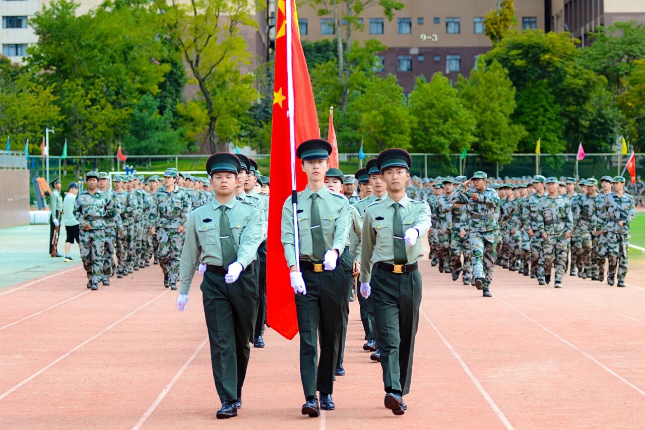 beat365平台官方网站2025级新生军训成果展示暨表彰大会圆满举行