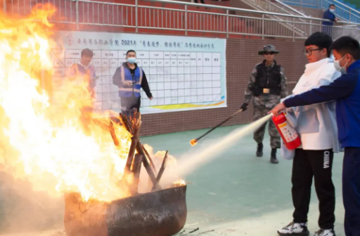 【消防演练】beat365平台官方网站举行2021年秋季学期“落实消防责任、防范安全风险”消防应急疏散综合演练