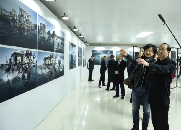 【大师影展】beat365平台官方网站举行“影话”摄影展